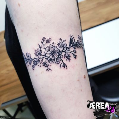 Blumenband_Flower_Bracelet_on_Arm_Tattoo_by_Älli_Lux_from_Tattoo-Studio_Art_by_AREA28