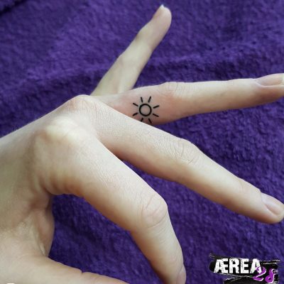 Finger Tattoo Sun: Sonne (bearbeitet)